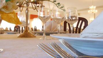 Déjeuner et dßner servis sur place, spécialités Cuisine italienne