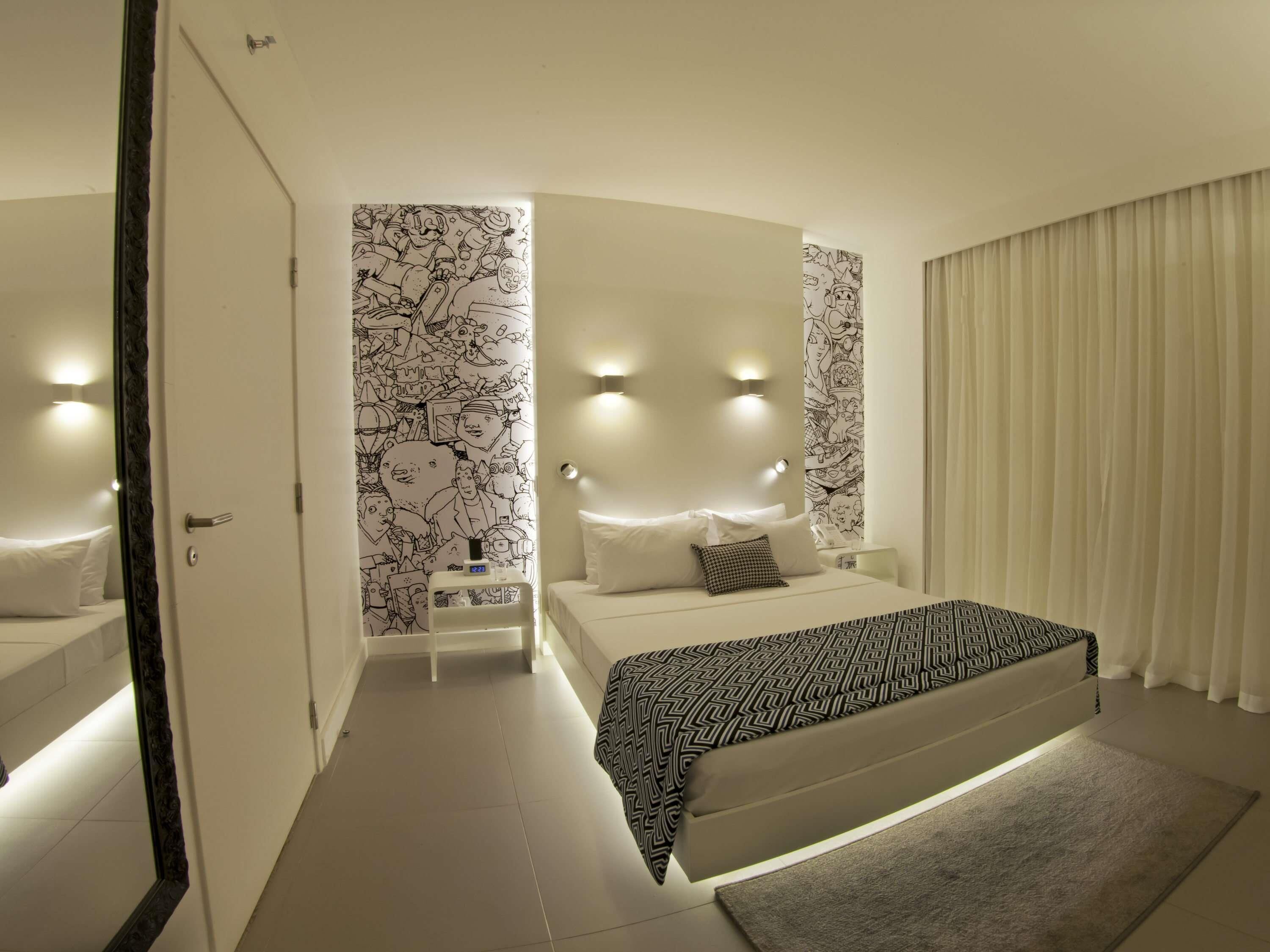 Minibar, escritorio, cortinas blackout y sistema de insonorización 