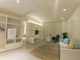 Apartamento standard, várias camas | Frigobar, escrivaninha, cortinas blackout, quartos à prova de som