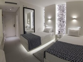 Apartamento standard, 2 camas de solteiro | Frigobar, escrivaninha, cortinas blackout, quartos à prova de som