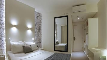 Minibar, escritorio, cortinas blackout y sistema de insonorización