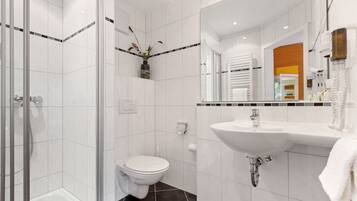 Dusche, kostenlose Toilettenartikel, Haartrockner, Handtücher