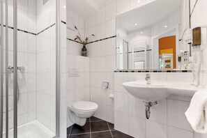Shower, free toiletries, hair dryer, towels - Hotel Rosengarten  (Zweibruecken)