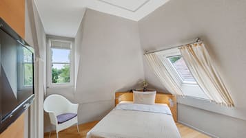 Ropa de cama hipoalergénica, escritorio y tabla de planchar con plancha
