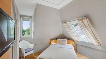 Economy Single Room | Hypo-allergenic bedding, desk, iron/ironing board, free WiFi