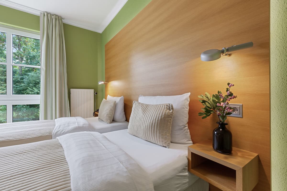 hypo-allergenic bedding, desk, iron/ironing board, free wifi