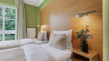 Allergikerbettwaren, Schreibtisch, Bügeleisen/Bügelbrett