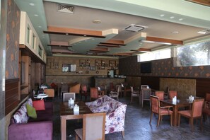 Breakfast, lunch, dinner served; international cuisine  - Rozana Hotel (Amman)