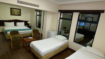 Minibar, caja de seguridad en la habitación y escritorio