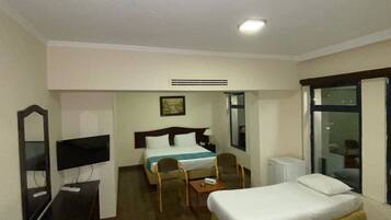 Minibar, caja de seguridad en la habitación y escritorio