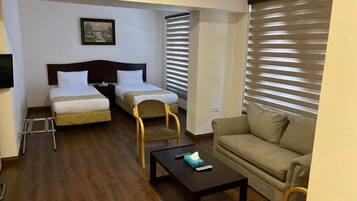 Minibar, caja de seguridad en la habitación y escritorio