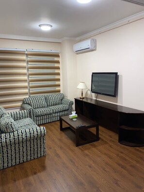 Habitació familiar, 2 dormitoris | Minibar, caixa forta a l'habitació, escriptori i cortines opaques 