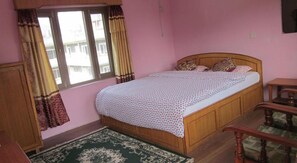 Een bureau, extra bedden, gratis wifi