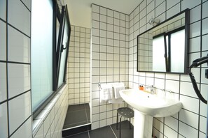 Chambre avec lits jumeaux | Salle de bain | Articles de toilette (gratuits), séchoir à cheveux, serviettes fournies