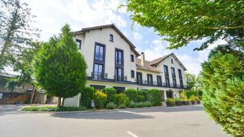 Desk, free cots/infant beds, free WiFi, bed sheets