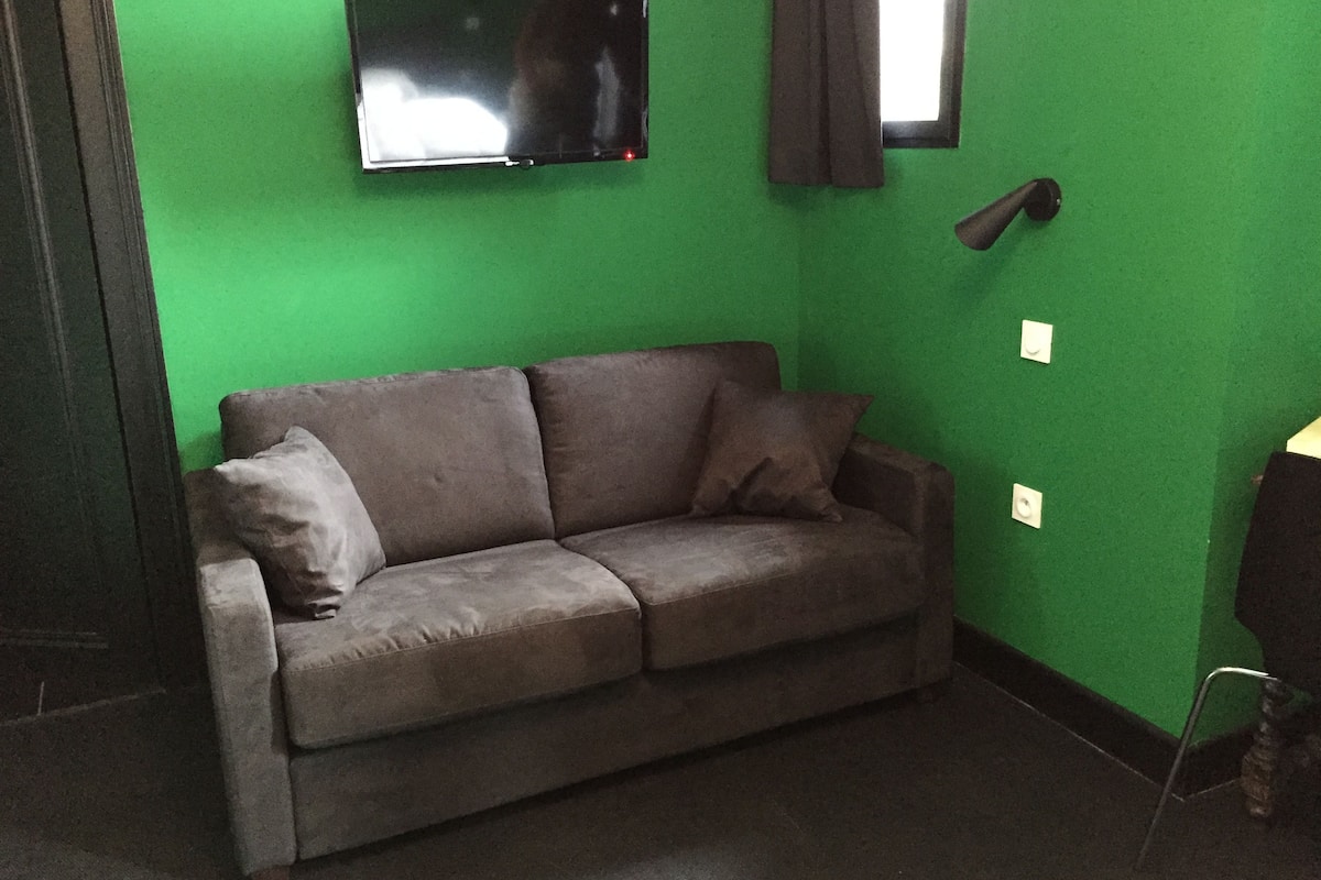 triple room | living area | 82-cm flat-screen tv with cable channels, tv