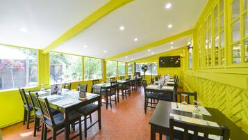 Bureau, lits bébé (gratuits), Wi-Fi gratuit, draps fournis