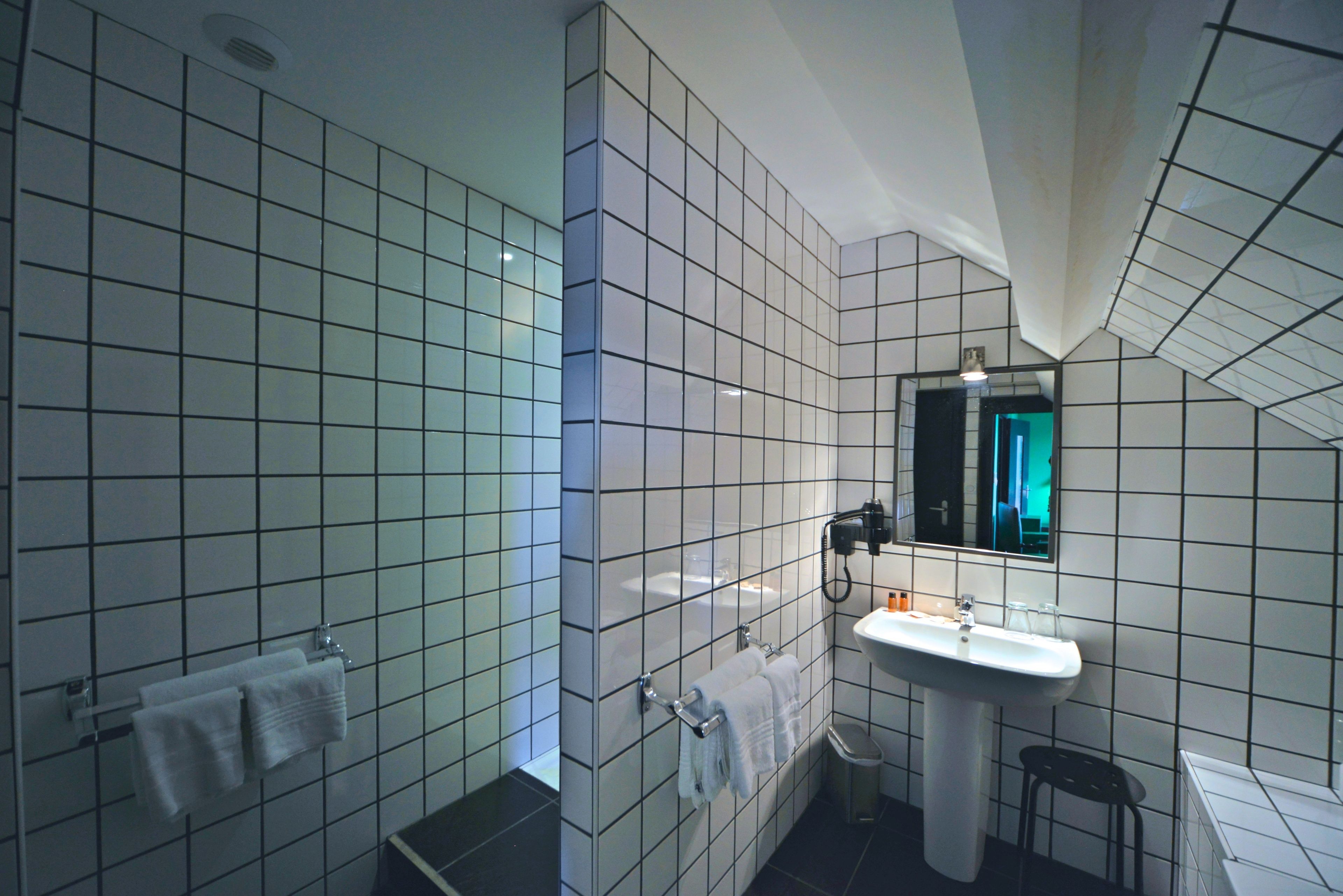 triple room | bathroom shower