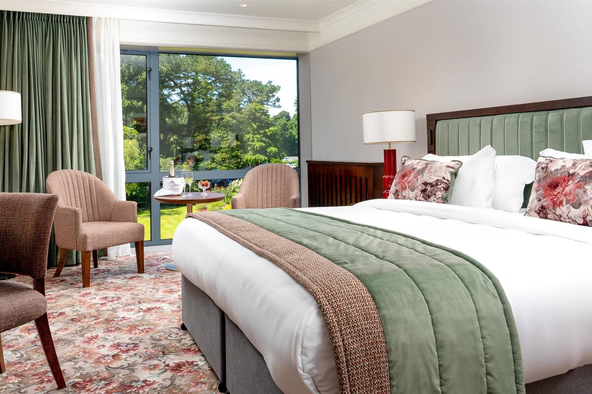 in-room safe, iron/ironing board, free wifi, bed sheets