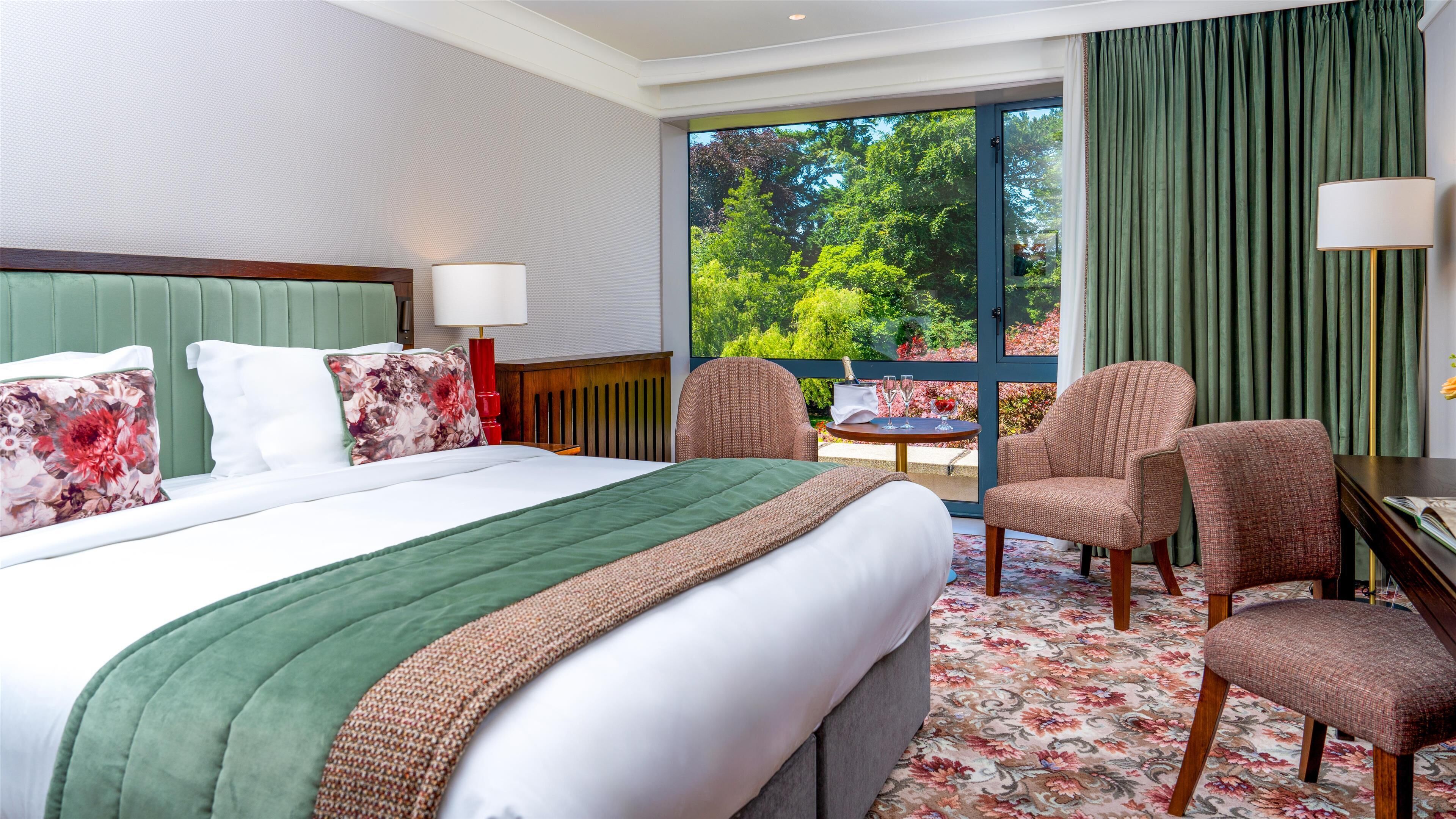 Caja de seguridad en la habitación y tabla de planchar con plancha 