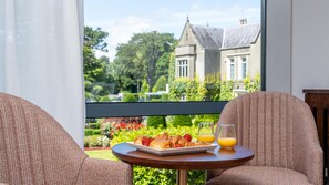 Een kluis op de kamer, een strijkplank/strijkijzer, gratis wifi