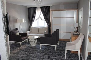 Suite junior | Zona de estar | Una televisión LCD