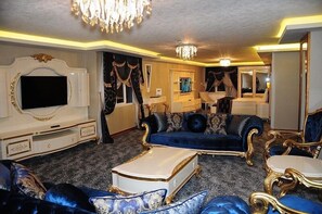 Royal-Suite | Wohnbereich | LCD-Fernseher