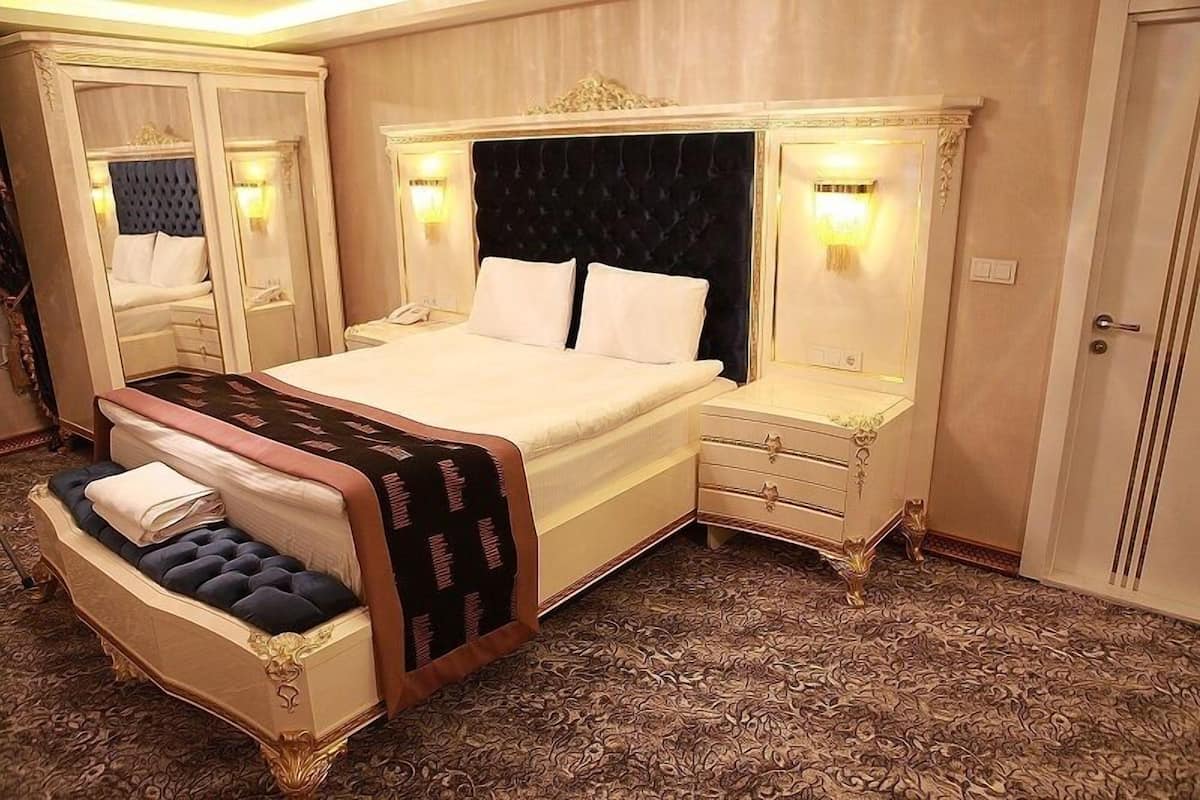 Royal Suite | Minibar, in-room safe, desk, rollaway beds