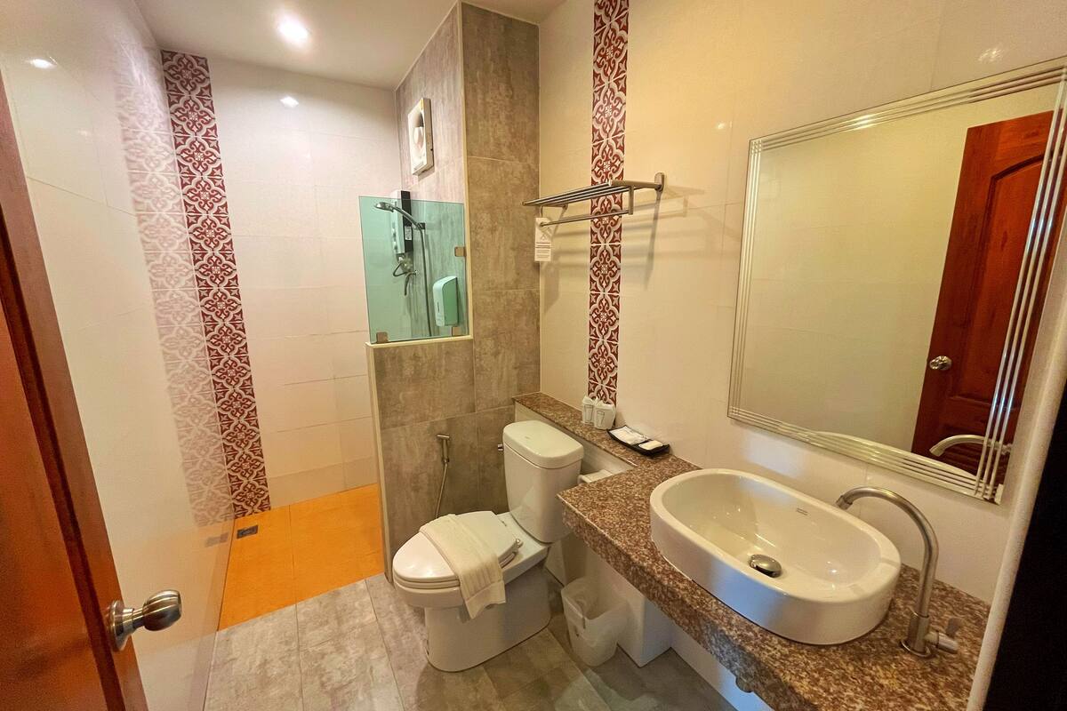 shower, free toiletries, hair dryer, towels