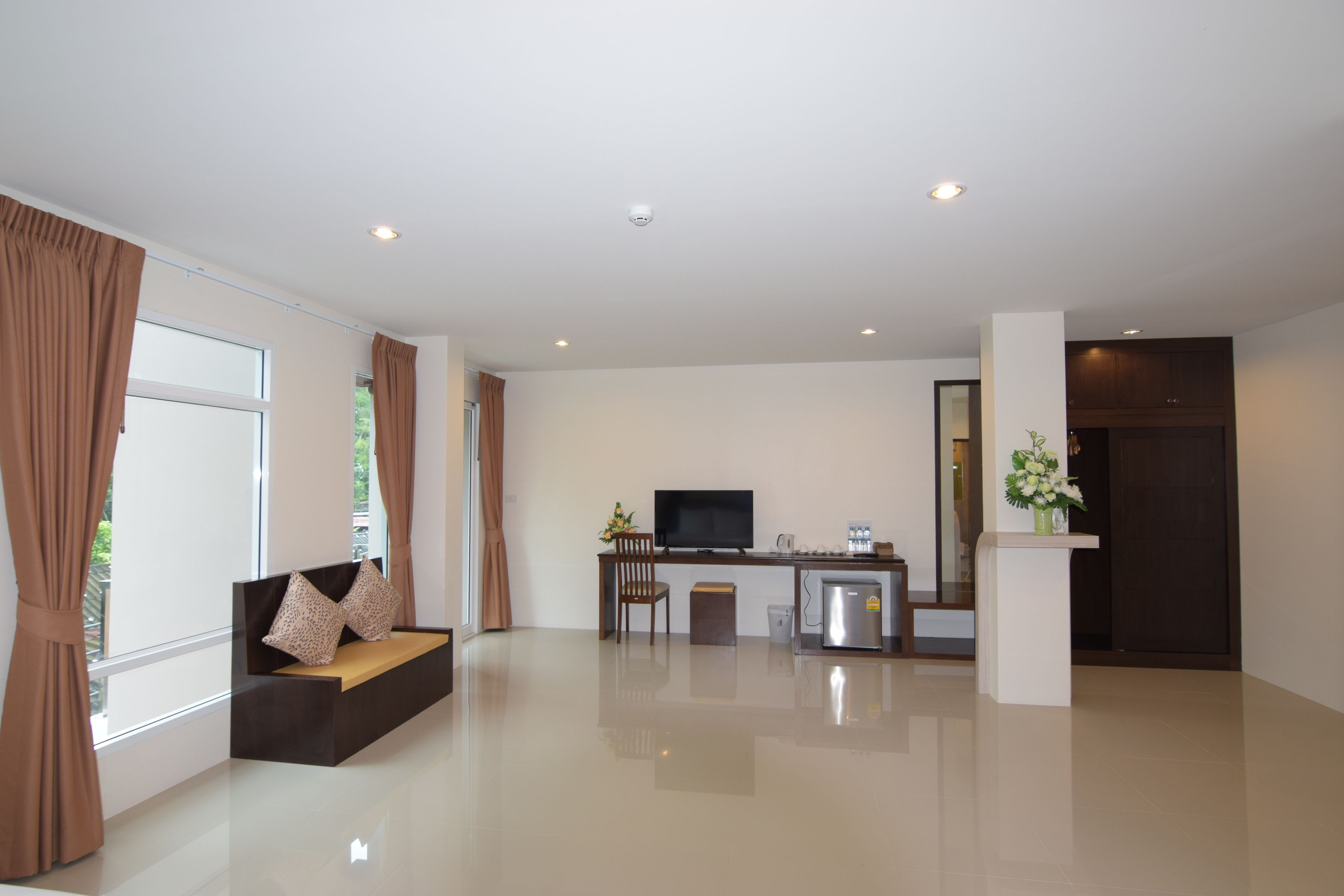 deluxe double room | in-room safe, desk, rollaway beds, free wifi