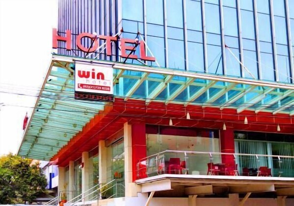 Front of property - Win Hotel Blok M (Jakarta)