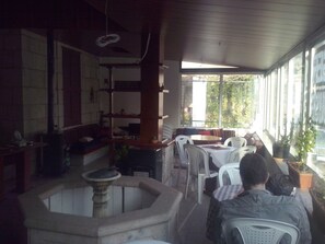 Lobby sitting area - Tiger House Guesthouse (Bcharré)