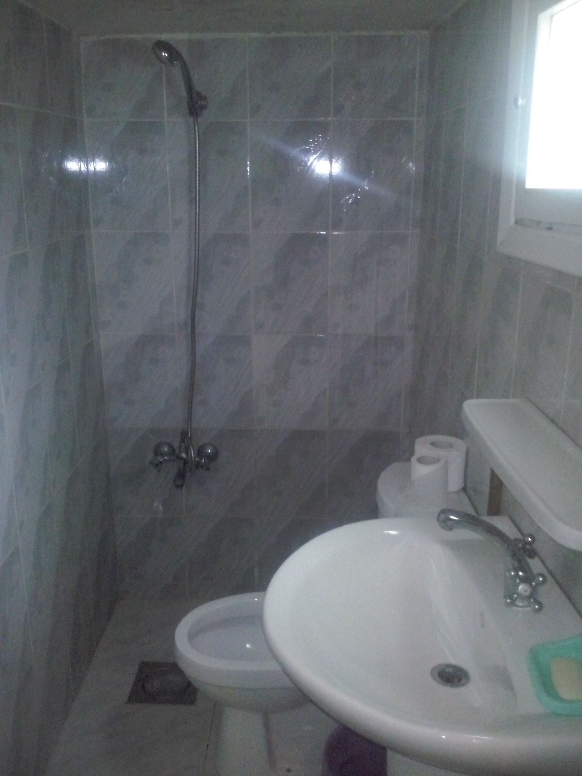 Buồng tắm vòi sen, máy sấy tóc 