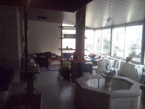 Lobby sitting area - Tiger House Guesthouse (Bcharré)