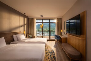 Habitación, 2 camas individuales, vista al lago | Caja de seguridad en la habitación, escritorio y cortinas blackout 