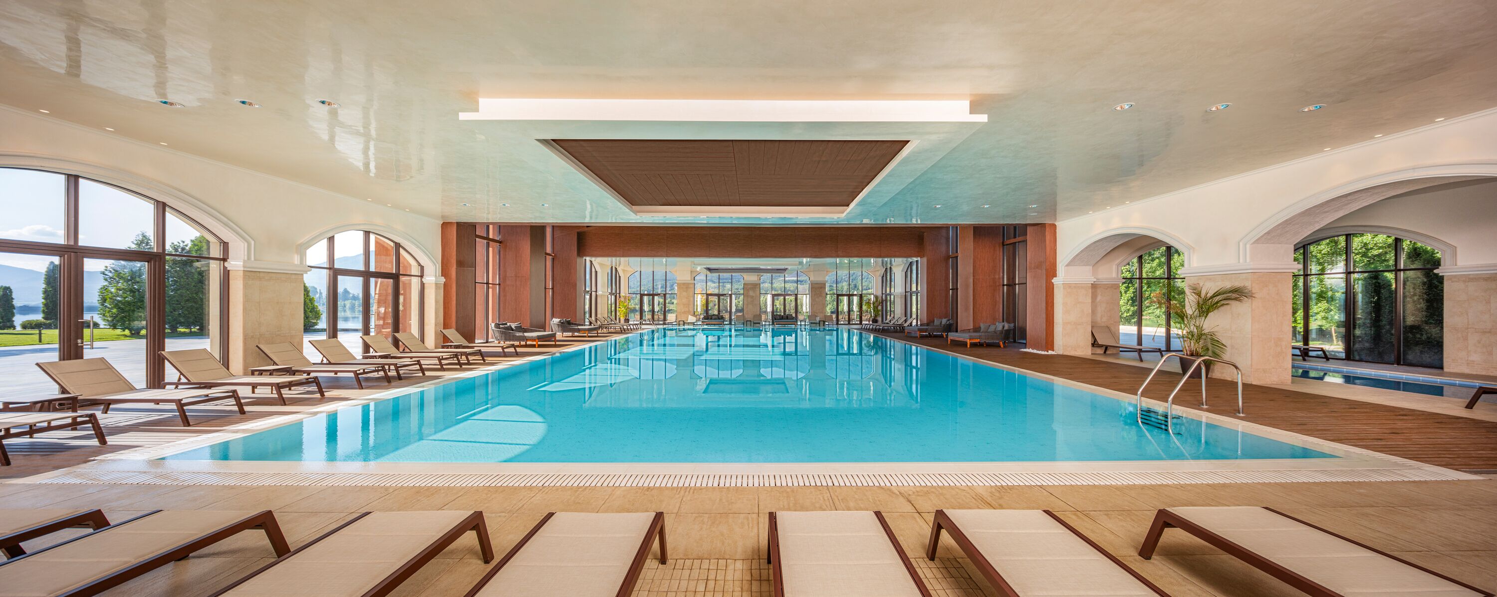 2 Innenpools, geöffnet von 09:00 Uhr bis 21:00 Uhr, Sonnenschirme