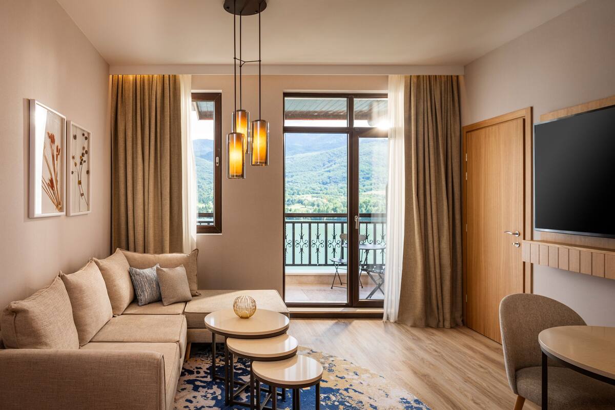 Phòng Suite, quang cảnh hồ (Regency) | Két bảo mật tại phòng, bàn, màn/rèm cản sáng, bàn ủi/dụng cụ ủi quần áo 