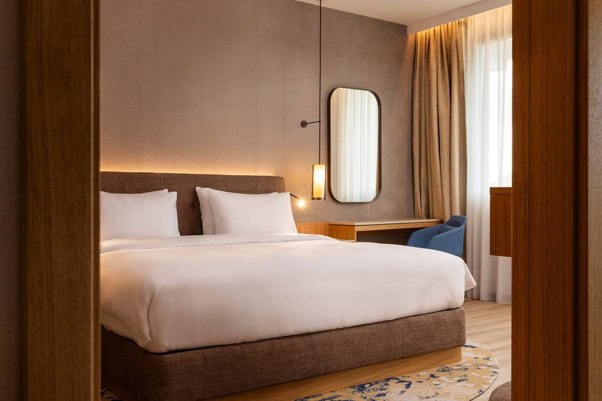 Phòng Suite, quang cảnh núi (Regency) | Két bảo mật tại phòng, bàn, màn/rèm cản sáng, bàn ủi/dụng cụ ủi quần áo 