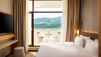 Executive Suite (Panoramic View) | In-room safe, desk, blackout drapes, iron/ironing board
