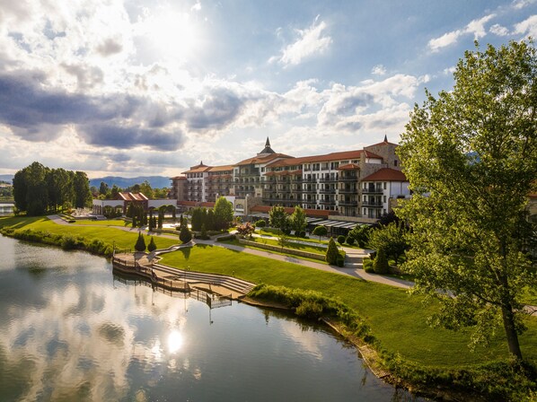 A hotel with a large building, a lake, and a well-maintained garden. - Hyatt Regency Pravets Resort (Pravets)