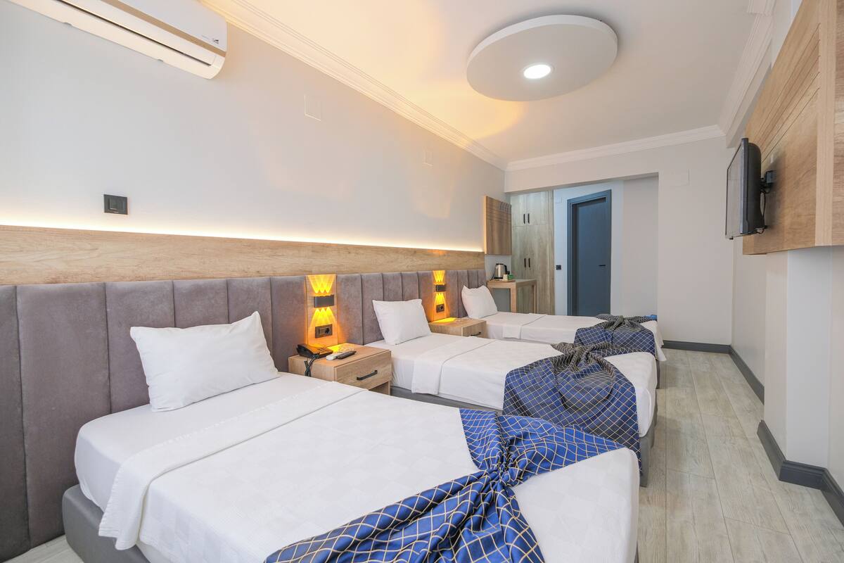 Habitación triple estándar | Caja fuerte, sistema de insonorización, wifi gratis y ropa de cama