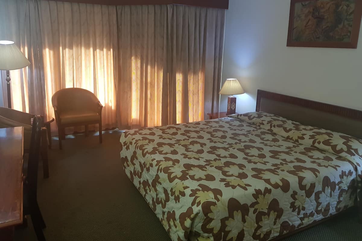Deluxe Room | Desk, blackout drapes, rollaway beds, free WiFi