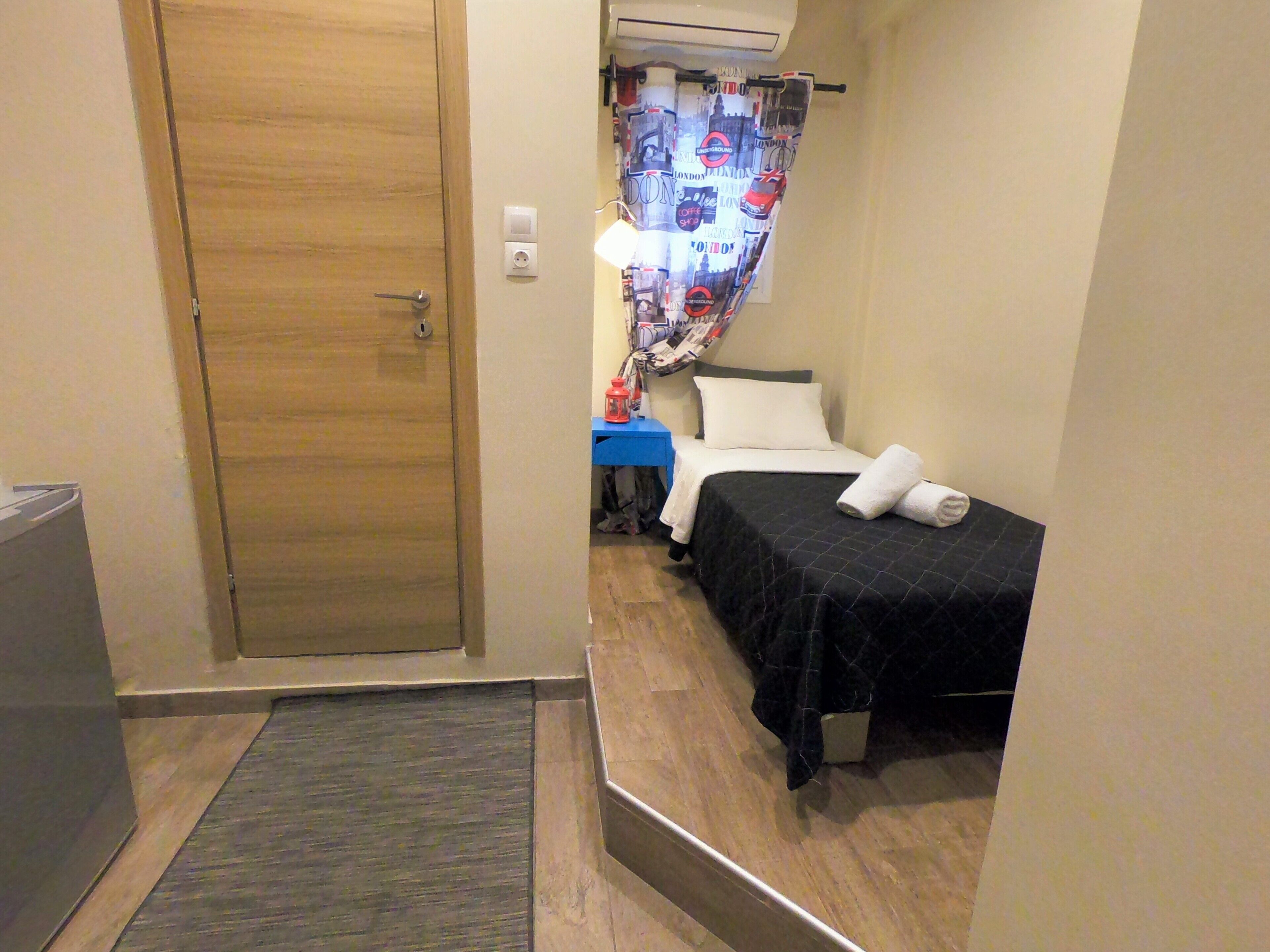 basic single room, private bathroom | desk, soundproofing, free wifi, bed sheets