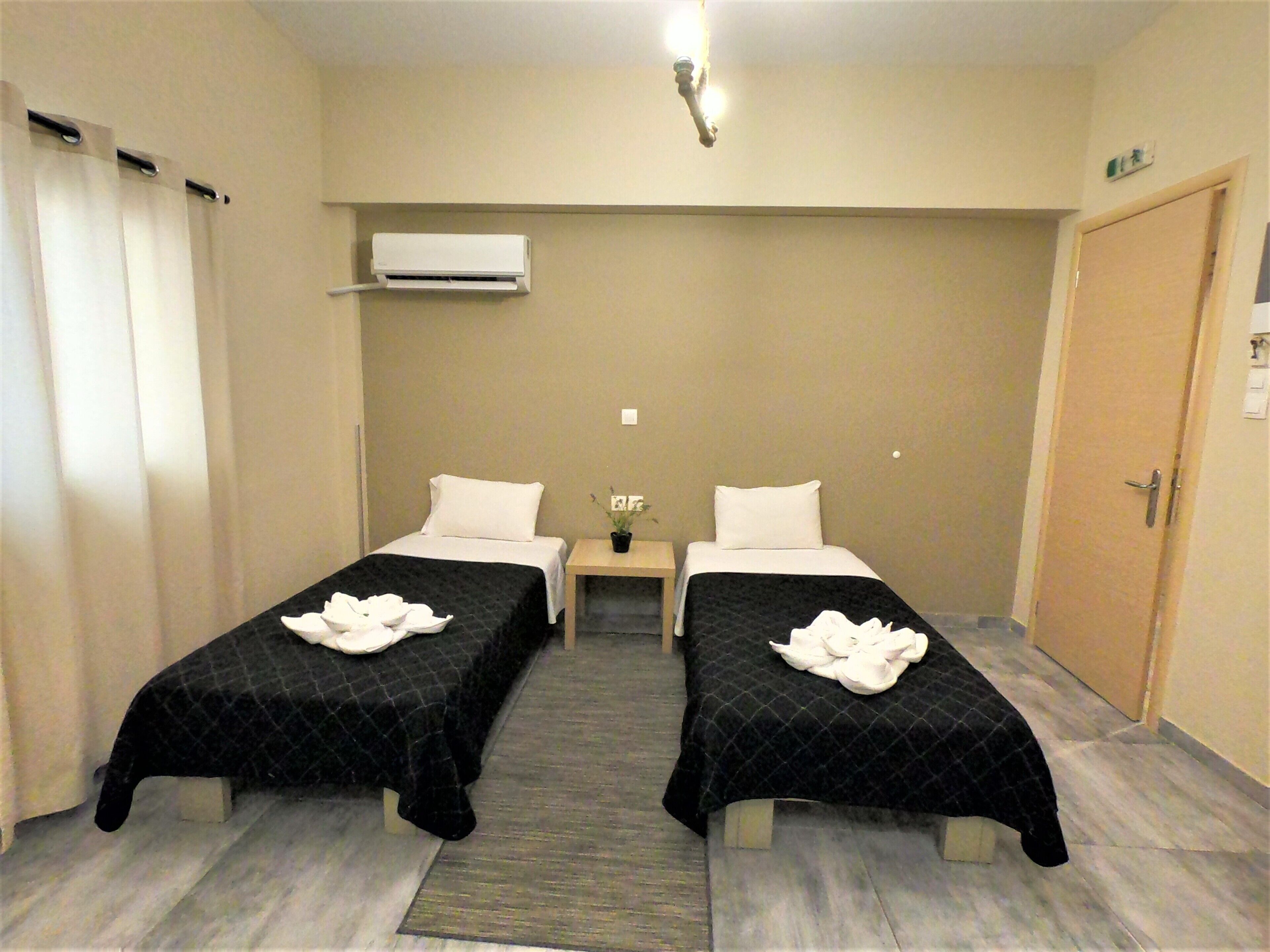 comfort quadruple room | desk, soundproofing, free wifi, bed sheets