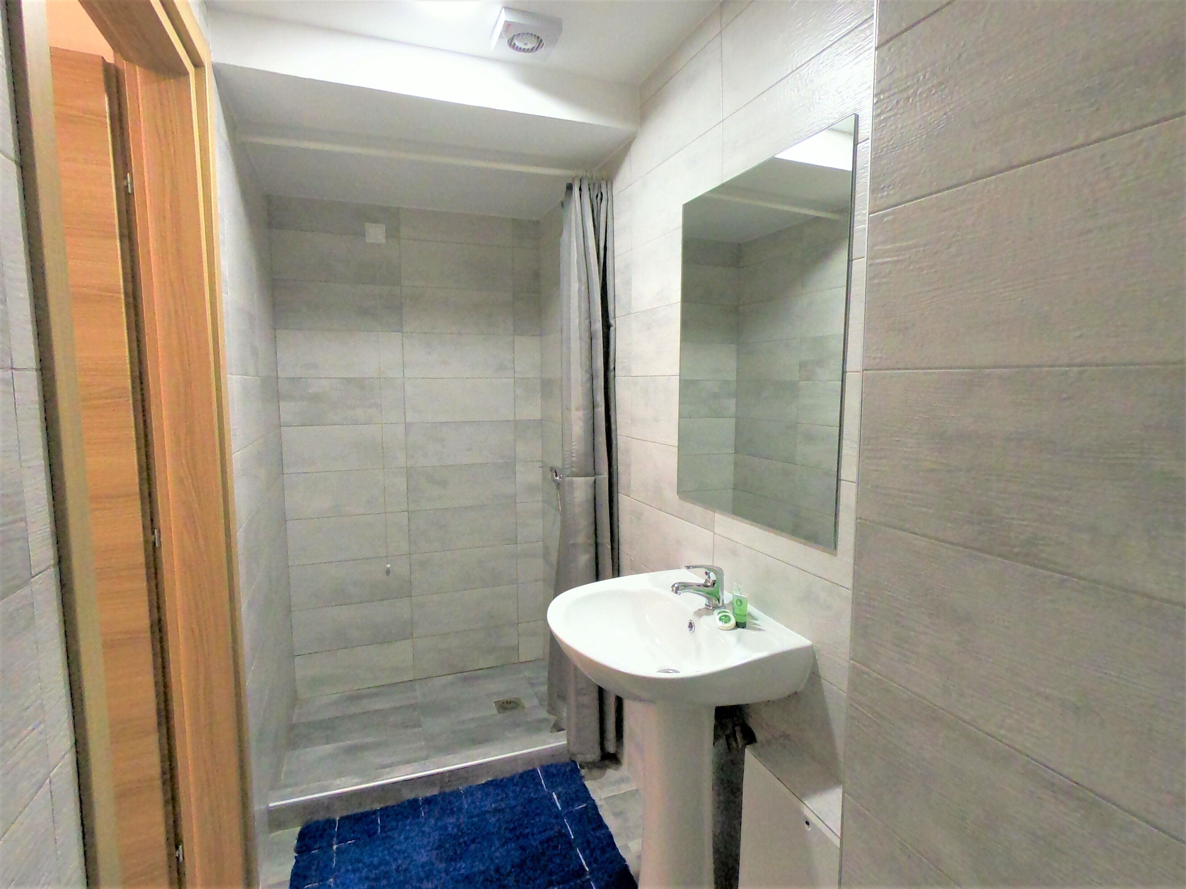 comfort quadruple room | desk, soundproofing, free wifi, bed sheets