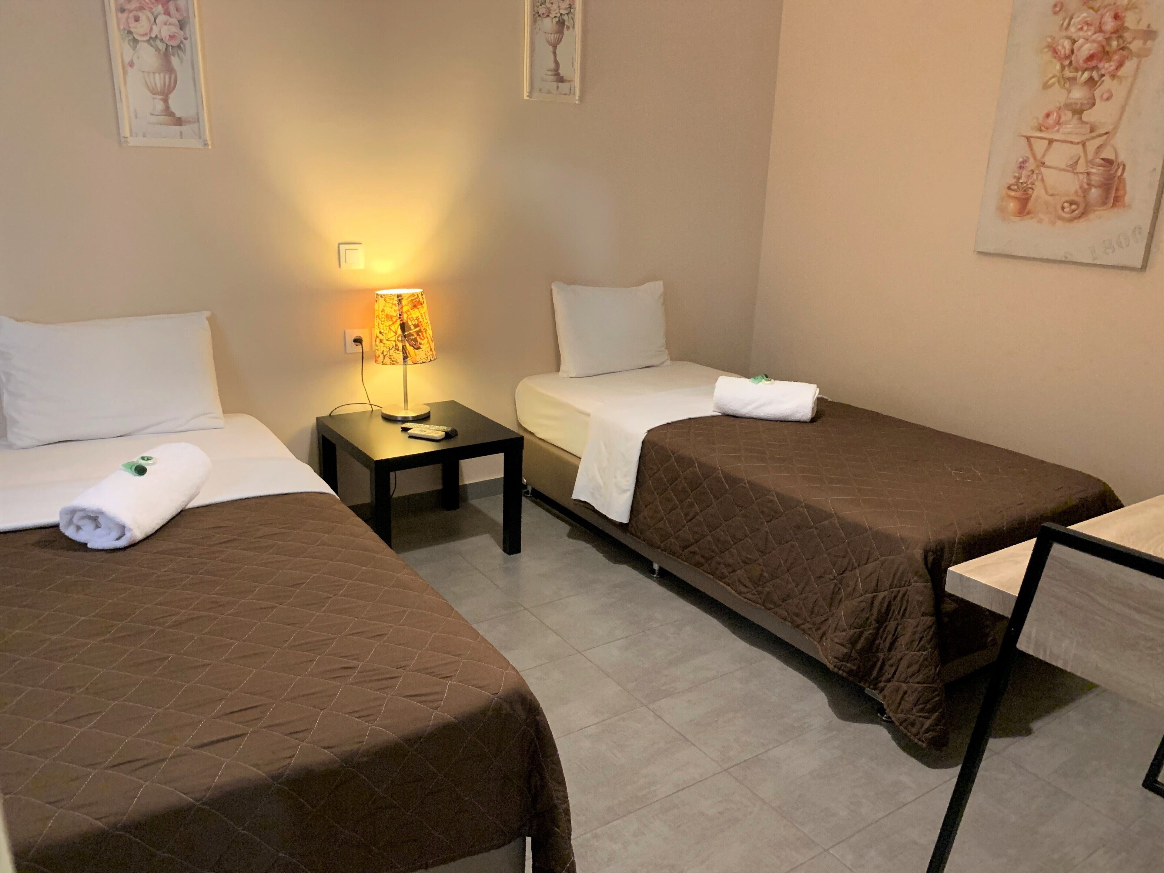 comfort quadruple room | desk, soundproofing, free wifi, bed sheets