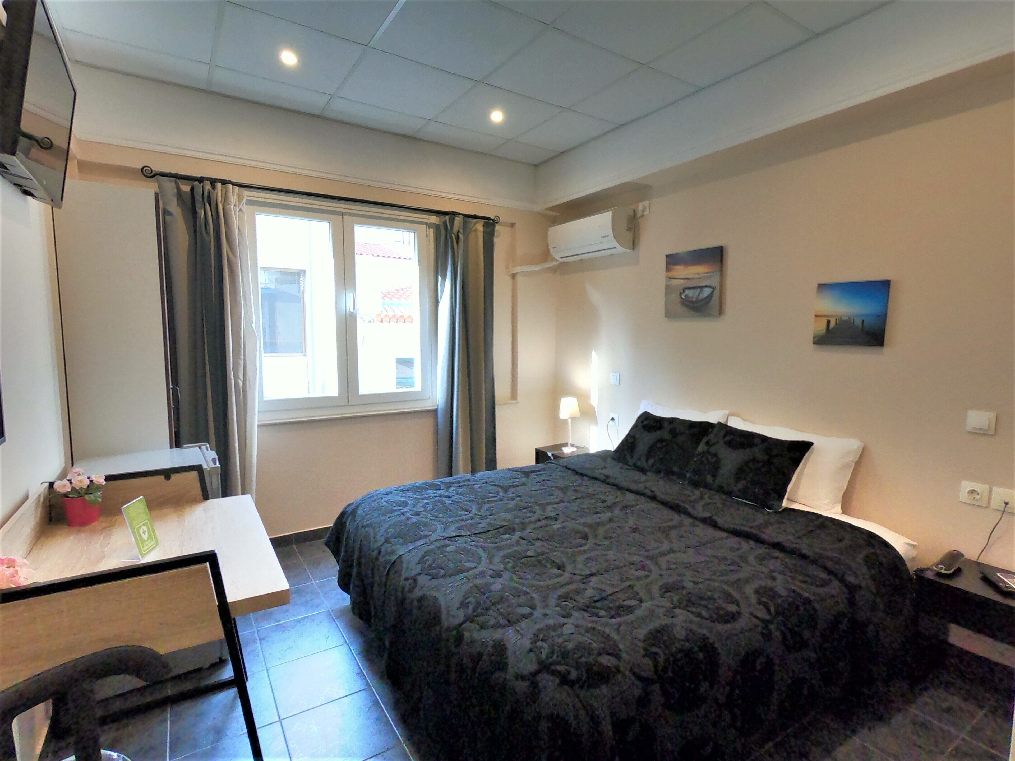 double room, private bathroom | desk, soundproofing, free wifi, bed sheets