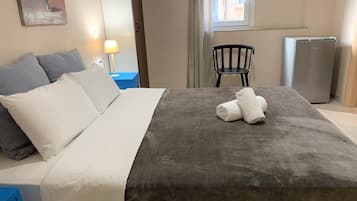 Comfort Quadruple Room | Desk, soundproofing, free WiFi, bed sheets