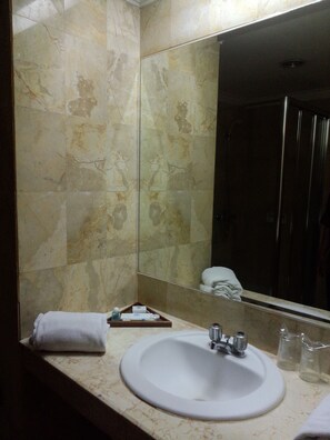 Habitación superior, 2 camas individuales, vistas a la ciudad | Baño | Artículos de higiene personal gratuitos, secador de pelo y toallas