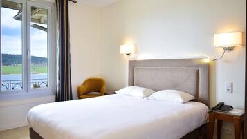 Tweepersoonskamer, uitzicht op meer | Een bureau, geluiddichte muren, babybedden (toeslag), gratis wifi